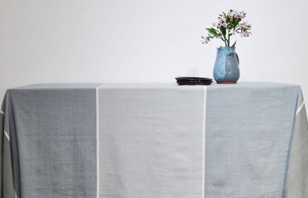 Raya tablecloth grays